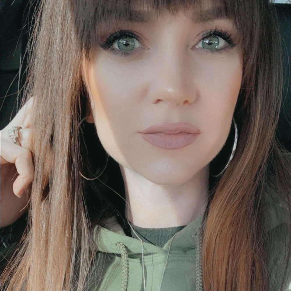 Come shop my closet! 🛍 Every piece is kept in great condition and like new.